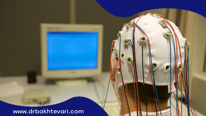 فردی در حال انجام EEG ویدیویی با الکترودهای تهاجمی