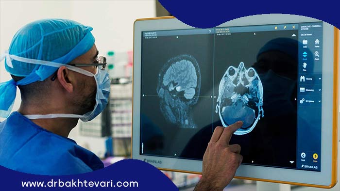 جراح تومور مغز در حال بررسی رادیولوژی