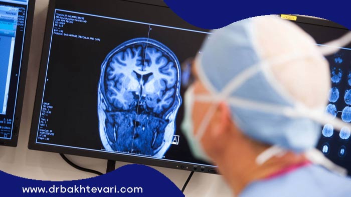 جراح صرع در حال مشاهده عکس مغز